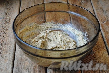 С помощью блендера взбить массу в однородный паштет. Теперь нужно добавить соль и чёрный молотый перец по вкусу. Консистенцию такого паштета можно регулировать майонезом или же маслом со шпрот.&nbsp;
