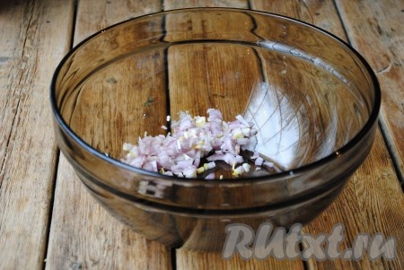 Лук очистить и мелко нарезать.&nbsp;
