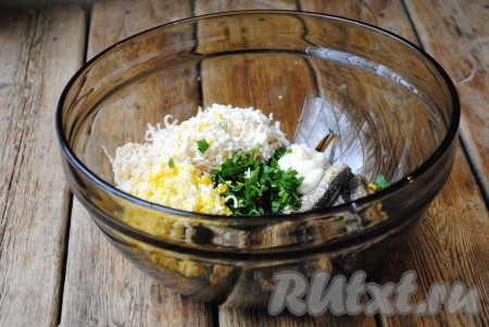 Также туда добавить сваренные вкрутую и натёртые на терке яйца.&nbsp;
