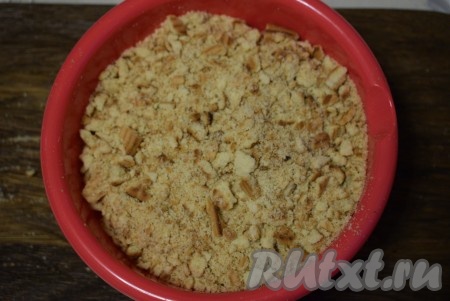 В миску раскрошить все печенье (полностью в крошку размалывать не надо), добавить порубленные (не совсем в мелкую крошку) орехи, если вы будете делать колбаски с орехами.