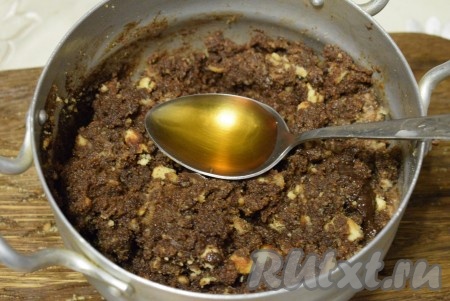 Влить в массу для аромата 1 столовую ложку коньяка.
