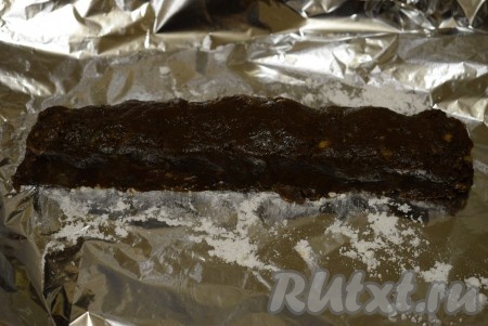 Аккуратно выложить на фольгу половину получившейся массы (так как из этого количества у нас получиться 2 колбаски).