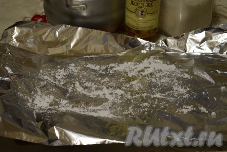 Приготовить фольгу или пищевую пленку для формирования колбаски. Присыпать фольгу сахарной пудрой.
