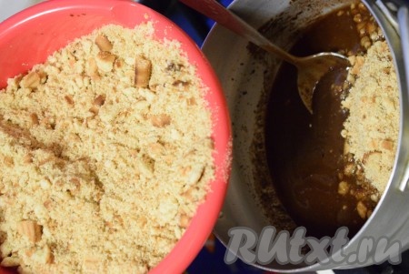 Довести смесь до кипения и сразу снять с огня. Добавить в горячую массу печенье и очень хорошо перемешать все ингредиенты.

