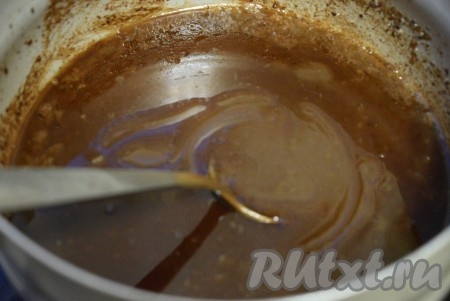 Затем в смесь масла и какао влить сгущенное молоко, перемешать.
