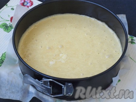 Дно разъёмной формы диаметром 22 см проложить пергаментом и вылить тесто. Крутануть форму пару раз, чтобы тесто прилипло к стенкам.
