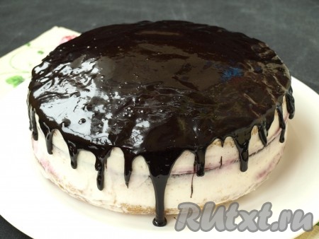 Для приготовления глазури в кастрюльке смешать молоко, сахар и какао, хорошо размешать венчиком и прогреть на среднем огне до растворения сахара, затем добавить сливочное масло и ещё раз хорошо размешать. Торт достать из холодильника и нанести сверху глазурь.