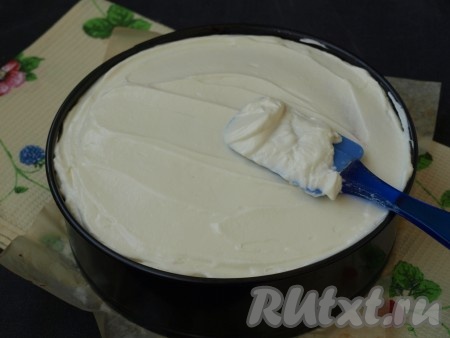 Снова смазываем сливочным кремом. Далее выкладываем второй светлый корж, пропитываем ликёром, смазываем кремом из сливок.
