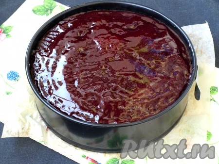 Его также пропитываем ликёром или сиропом, затем наносим слой ягодного желе или джема.
