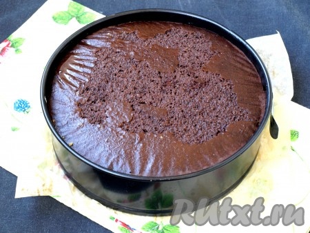 Выкладываем сверху тёмный корж.
