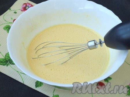 В миску разбить яйца, взбить их при помощи венчика до побеления, постепенно добавляя сахар. Взбивать, пока масса не станет пышной, около 6-7 минут.