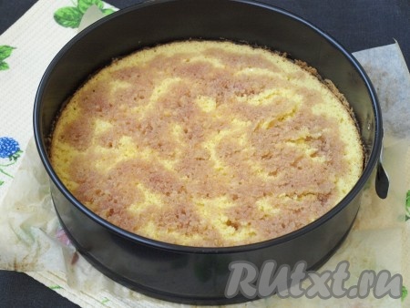 Собираем бисквитный торт с помощью формы. На дно выкладываем светлый корж, пропитываем его ликёром или сиропом.
