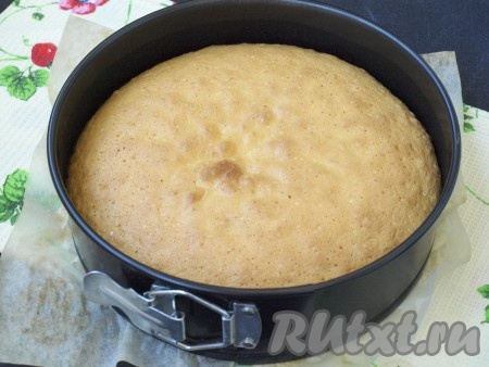 Поставить форму с тестом в заранее разогретую духовку и выпекать при температуре 170 градусов 25 минут. Готовность бисквита проверить путём надавливания пальцем на поверхность выпечки, если вмятина расправляется сразу - бисквит готов. Форму с бисквитом остудить, помещая на решётку дном вверх.
