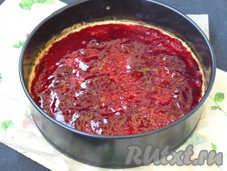 Далее корж смазываем слоем желе или джема. Затем сверху смазываем сливочным кремом.
