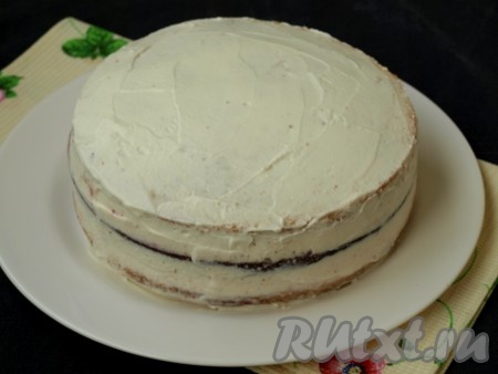 Снимаем кольцо формы, переносим торт на тарелку и хорошо обмазываем кремом из сливок бока. Убираем бисквитный торт в холодильник на несколько часов. У меня торт стоял ночь, утром я наносила глазурь и украшала.