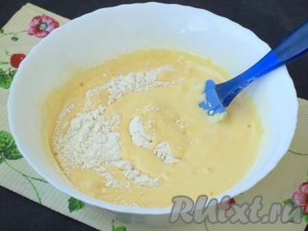 Просеять в тесто муку с разрыхлителем и методом складывания вымешать тесто до однородности. Тесто получается льющимся.