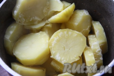 Картофель очистить,&nbsp;нарезать толстыми дольками, полностью залить водой, слегка посолить, поставить на огонь и довести воду до кипения. После того как картофель закипит, проварить его на небольшом огне около 3 минут, затем снять с огня, воду слить (это делается для того, что картошка в процессе запекания приготовилась с рыбой одновременно и не осталась сырой).
