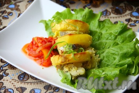 Хек, запеченный в духовке по этому рецепту, получается очень вкусным и сочным, а румяная картошка прекрасно дополняет рыбку.
