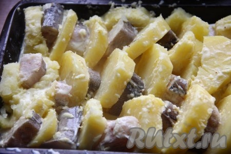 В форму для запекания, чередуя, выложить кусочки хека и картошку (как на фото).
