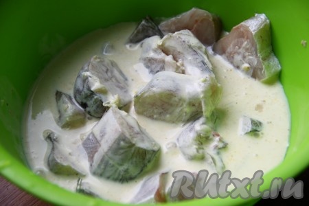 В отдельной ёмкости кефир смешать с солью, перцем, куркумой, натертым на терке корнем имбиря и выдавленным чесноком. Получившимся кефирным маринадом залить рыбу и оставить на 30 минут мариноваться (можно оставить в прохладном месте и на более длительный срок).