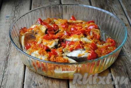 Форму закрыть фольгой и отправить в разогретую до 200 градусов духовку на 30 минут.&nbsp;
