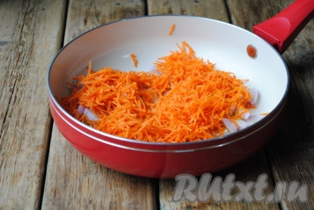 Пока рыба маринуется, займёмся овощами. Очищенный лук нарезать полукольцами, очищенную морковь натереть на средней тёрке, выложить овощи на сковороду, разогретую с растительным маслом, и обжарить, периодически помешивая, в течение 3 минут на небольшом огне.
