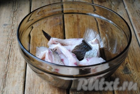 Разрезать рыбу на стейки шириной, примерно, 1,5 см. Голова и хвост в этом блюде нам не понадобятся, из них можно будет приготовить уху или рыбный суп. 
