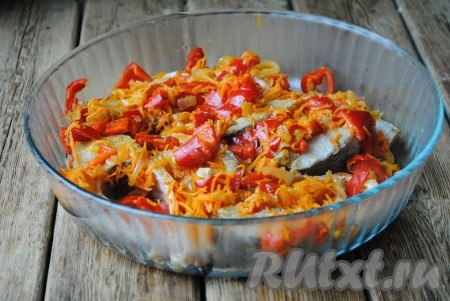 В жаропрочную форму выложить кусочки толстолобика (форму предварительно можно смазать маслом). Поверх рыбы разложить обжаренные овощи. 