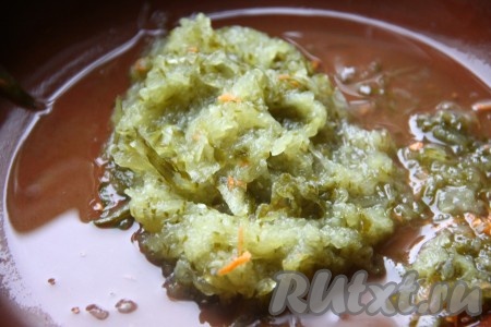 Рассол и натертые на крупной терке огурцы следом за зажаркой добавить в рассольник.
