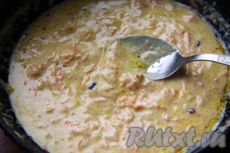 Затем к обжаренной моркови добавить сметану, немного бульона и муку, тщательно перемешать, чтобы не было комочков, и зажарка для рассольника готова. Когда картофель сварится, выложить зажарку в кастрюлю с супом.