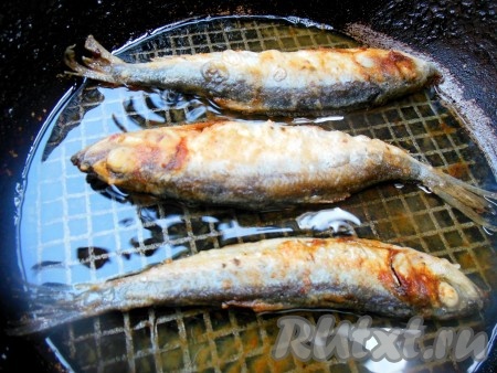 Разогрейте на сковороде растительное масло (примерно, 0,5 стакана). Обжарьте салаку на среднем огне, не накрывая сковороду крышкой, с обеих сторон до золотистого цвета (буквально по 3-4 минуты с каждой стороны). Рыбок необходимо выкладывать на сковороду так, чтобы они не соприкасались между собой. Готовую салаку положите на бумажное полотенце, чтобы убрать лишнее масло.
