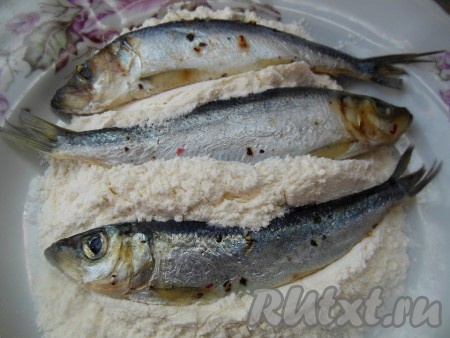 Рыбу обваляйте в пшеничной муке с обеих сторон, лишнюю муку струсите.
