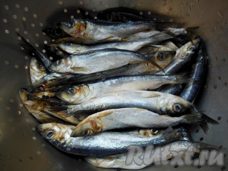 Если салака замороженная - разморозьте. Рыбу промойте под проточной водой, выложите в дуршлаг, чтобы стекла лишняя жидкость. Рыбку можно и разделать, удалив голову и очистив от внутренностей, но так она получится менее сочной. У меня салака была практически вся с икрой, я оставила ее целой.