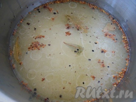 Для приготовления маринада добавьте в воду соль, сахар, растительное масло, лавровые листья, зёрна горчицы, сухую горчицу, горошины чёрного перца и кориандр, поставьте на огонь и доведите до кипения, проварите 2-3 минуты. Затем снимите с огня, накройте крышкой, дайте полностью остыть. В остывший маринад добавьте укус, перемешайте.