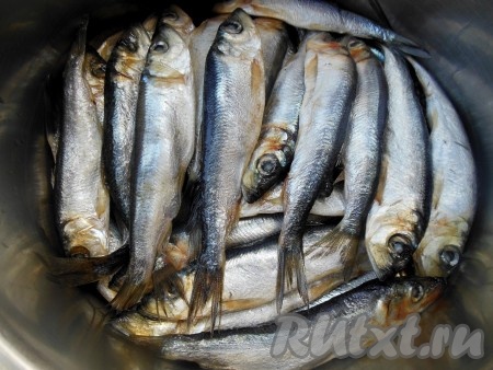 Салаку выложите на дно кастрюли (подойдет эмалированная кастрюля, кастрюля из нержавейки, можно использовать стеклянную банку), залейте маринадом так, чтобы рыба была полностью покрыта жидкостью.
