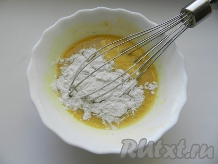 Яйца взбить венчиком в достаточно глубокой тарелке, добавить 2 щепотки соли и чёрный молотый перец по вкусу. Постепенно подсыпая муку и перемешивая венчиком, добиться получения однородной массы без комочков. Должен получиться яичный кляр, напоминающий по консистенции густой кефир. Возможно, муки вам потребуется чуть больше или чуть меньше, ориентируйтесь на густоту кляра.