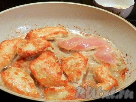 Сковороду хорошо разогреть с добавлением растительного масла. Кусочки курицы выложить уже на разогретую сковороду в один слой и обжарить на среднем огне с двух сторон (примерно по 3 минуты с каждой стороны). Для того, чтобы куриное филе получилось сочным, важно его не передержать на сковороде. Помните, что мясо жарится очень быстро. Готовность легко проверить ножом. Для этого разрежьте один кусочек филе, если разрез светлый, белого оттенка, без розовых вкраплений, значит мясо готово.