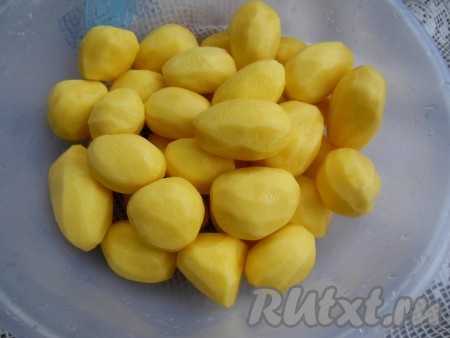 Картофель очистите от кожуры и нарежьте (не мелко). Если картошка, как у меня, не крупная - оставьте её целой.