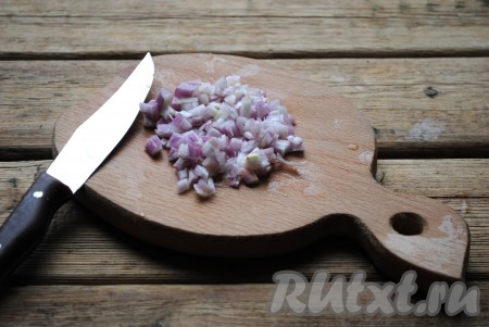 Затем добавить в уху нарезанные мелкими кубиками лук и морковь. Проварить уху ещё 5 минут. 