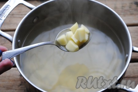 Когда рыба сварится, её нужно достать из кастрюли и остудить, а рыбный бульон процедить через марлю. В готовый рыбный бульон добавить картофель, поставить на огонь и варить 10 минут с момента закипания на небольшом огне.&nbsp;
