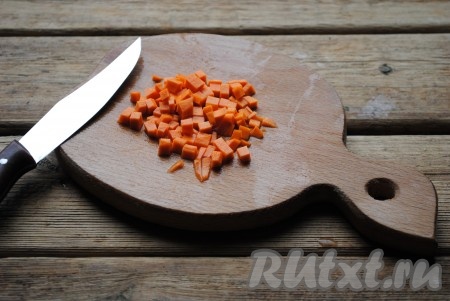 Затем добавить в уху нарезанные мелкими кубиками лук и морковь. Проварить уху ещё 5 минут. 