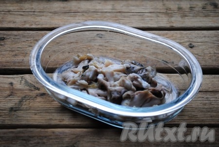 За это время картофель должен свариться и стать мягким. Уху посолить, добавить чёрный молотый перец. Сваренную голову и хвост разобрать: отделить мясо от костей (кости выкинуть).&nbsp;
