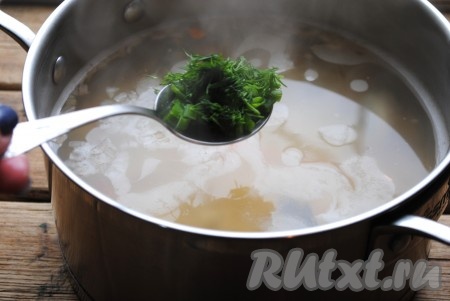 Всыпать в уху манку, хорошо перемешать, затем добавить кусочки рыбы без костей. Мелко нарезать укроп и зелёный лук, добавить в суп. Довести до кипения и проварить 1-2 минуты. Затем накрыть кастрюлю с ухой крышкой и дать настояться 10 минут. За это время манка набухнет, а зелень, добавленная в уху, отдаст свой вкус и аромат.&nbsp;
