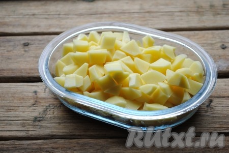 Картофель очистить, вымыть и нарезать не очень крупными кубиками.&nbsp;
