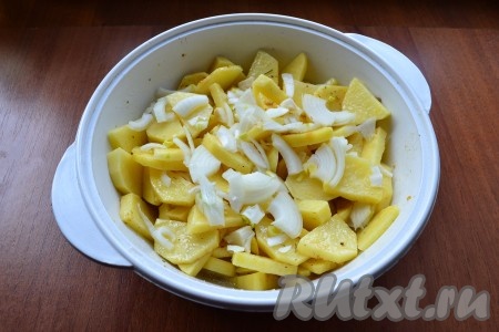 Лук нарезать крупно, добавить к картофелю.
