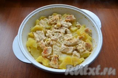 Влить воду, накрыть кастрюлю крышкой и поместить в микроволновку. У меня блюдо готовилось 30 минут при мощности микроволновки 700 Ватт. Через 20 минут приготовления все нужно перемешать и продолжать готовить еще 10 минут.
