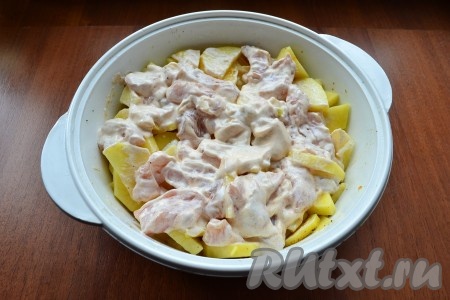 Тщательно курицу перемешать и выложить ее поверх картофеля с луком.
