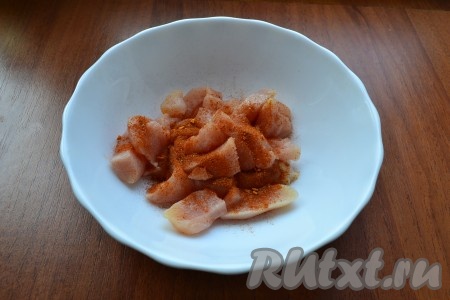 Куриное филе нарезать кусочками, посолить, посыпать специями для курицы.
