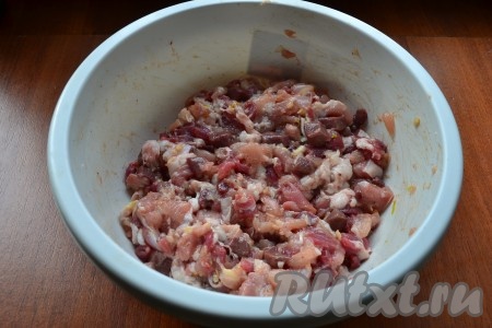 Влить в фарш холодную воду и хорошенько его вымешать. Мешать нужно около 10 минут до тех пор, пока фарш не станет вязким и липким.