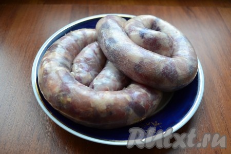 Наполнить фаршем кишки (не очень плотно), перевязать концы. Колбасу наколоть в нескольких местах иголкой.
